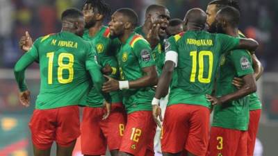 لاعبو منتخب الكاميرون يقدمو تعازيهم في ضحايا حادث التدافع الجماهيري لجزر القمر