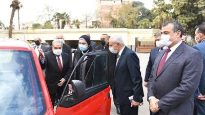 وزيرا "الإنتاج الحربي" و"الصناعة" يتفقدان نموذج لمركبة بديلة للتوكتوك