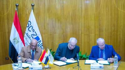  اقتصادية قناة السويس توقع عقود محلية وأجنبية لأعمال الأرصفة الجديدة