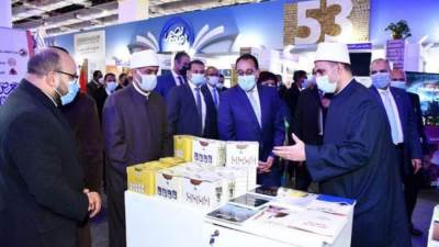 رئيس الوزراء يتفقد جناح المجلس الأعلى للشئون الإسلامية بمعرض الكتاب