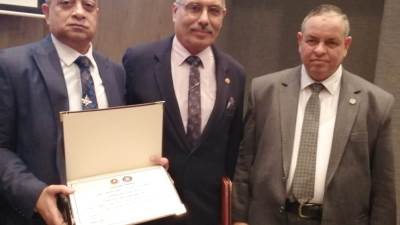 منظمة الجمارك العالمية تكرم أحمد عبدالواحد رئيس شعبة الجمارك بالغرف التجارية 