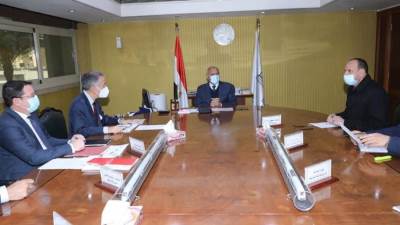 وزير النقل يبحث مع وفد تالجو الأسبانيه العالمية المخطط الزمني لتوريد 7قطارات