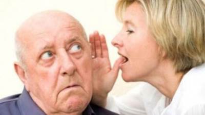 تعرف على الأعراض التي تكشف إصابة كبير السن بضعف السمع