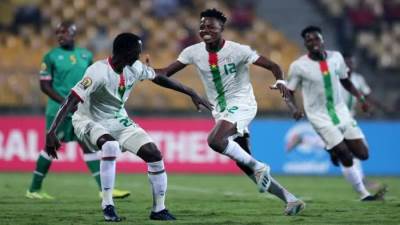 بوركينا فاسو يتأهل لنصف النهائي وينتظر الفائز غدًا من غينيا الاستوائية والسنغال