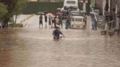 غرق مستشفى إسلود و15 منزلا بسبب الفياضانات في بيرو