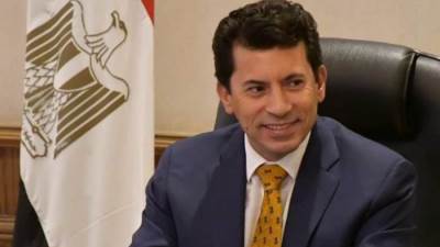 وزير الرياضة يطمئن على سلبية مسحة بعثة المنتخب الخاصة بلقاء الكاميرون