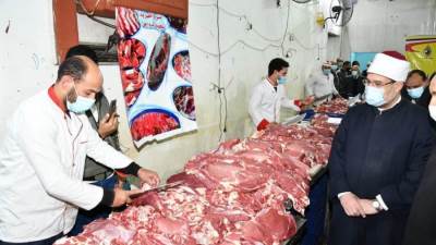 وزير الأوقاف يطلق "مشروع صكوك الإطعام" بمجزر البساتين 