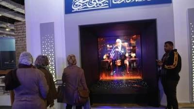 شخصية يحيى حقى تستقبل جمهور معرض الكتاب 53 بتقنية الهولوجرام