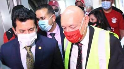 وزير الشباب يصل الكاميرون وفى استقباله السفير المصرى