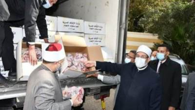 وزير الأوقاف يشهد انطلاق أول قافلة لتوزيع لحوم صكوك الإطعام