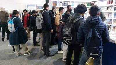 طلاب ماليزيون يُنَوّهون بإصدارات دور النشر السعودية في معرض القاهرة الدولي للكتاب