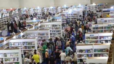 الباحثون والطلاب يتوافدون على جناح مركز البحوث السعودي بمعرض القاهرة الدولي للكتاب