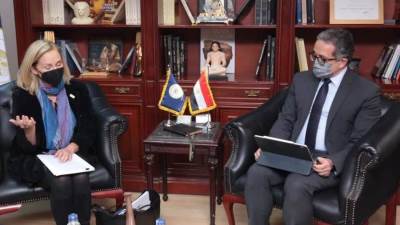 العناني يبحث أوجه التعاون السياحي والأثري مع مديرة هيئة المعونة الأمريكية بمصر
