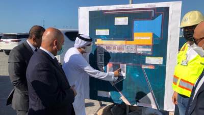 وزير النقل يزور ميناء خليفة والمنطقة الصناعية التابعة له