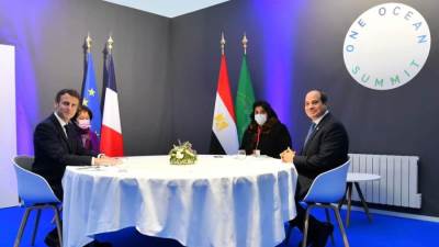 السيسي يلتقي الرئيس الفرنسي "إيمانويل ماكرون" في مدينة بريست