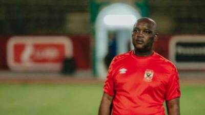 موسيماني يحاضر اللاعبين استعدادًا للهلال السعودي