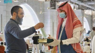شؤون الحرمين الشريفين توزع 30 ألف كمامة يومياً بالمسجد الحرام