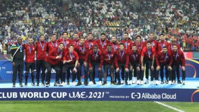 جماهير الأهلي في الإمارات تحتفي بالجهاز الفني واللاعبين 