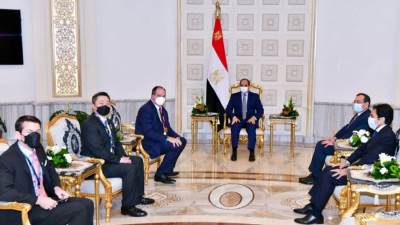 الرئيس السيسي يؤكد تقدير مصر لحجم أنشطة واستثمارات شركة اباتشي الأمريكية