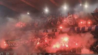 بالصور.. جماهير باريس سان جيرمان تشعل الشماريخ بمدرجات الملعب