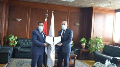 وزير الري يتسلم القائمة النهائية للمرشحين لشغل وظائف مهندسين بالوزارة ل(٢٣٦) مهندس