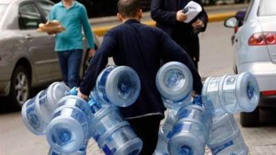 «الشركة القابضة» تحذر أهالي الفيوم والجيزة:«المياه مقطوعة 24 ساعة.. خزنوا احتياجاتكم»