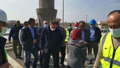 نائب وزير الإسكان يتفقد محطة معالجة الصرف الصحي بالجبل الأصفر