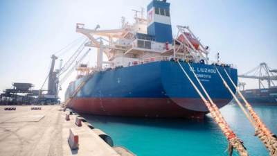 السفينة «CL LIUZHOU» تغادر ميناء السخنة بعد تفريغ أكبر حمولة صب جاف