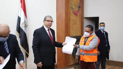 "سعفان" يسلم 13ألف وثيقة تأمين تكافلي للعمالة غير المنتظمة 