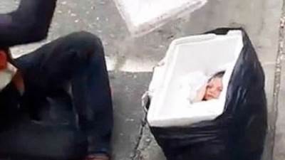 «سيارة مجهولة» تكشف لغز العثور على طفل بالحبل السري في القمامة