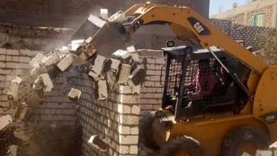 إزالة 4 حالات بناء بدون ترخيص في قنا