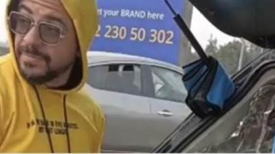 الفنان «كريم الحسيني» يبيع المشروبات الساخنة على الطريق: «الشغل مش عيب»