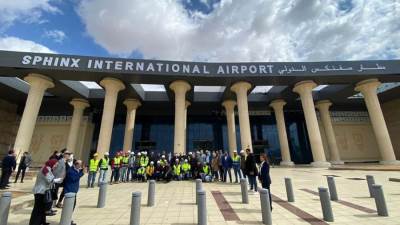 وزير الطيران: التوسع فى استخدام الطاقة الشمسية.. ودراسة استغلال المنطقة المحيطة بالمطار