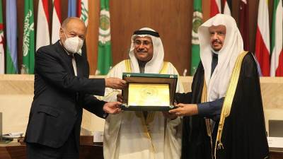 رئيس مجلس الشورى السعودي يتسلم جائزتي "نيوم" و"مبادرة الشرق الأوسط الأخضر" 