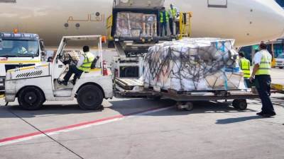 استقبال مليونين و158 ألف جرعة من لقاح «فايزر» بمطار القاهرة الدولي