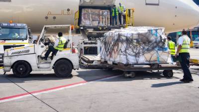 مصر تتلقى مليوني جرعة لقاح فيروس كورونا من انتاج فايزر