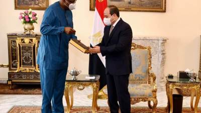 «السيسي» يستقبل وفداً من «الآلية الأفريقية» لمراجعة النظراء