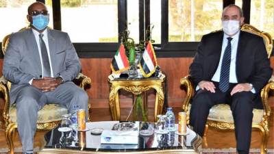وزير الطيران يلتقي وزير النقل السوداني لتعزيز التعاون المشترك