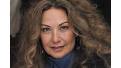 الفنانة السورية رغدة تنهي الجدل حول اعتزالها الفن 