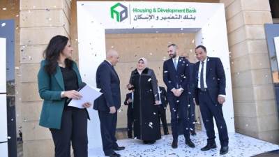 بنك التعمير والإسكان يسلم «مرسيدس A180» للفائز الرابع بمسابقة «حسابات التوفير»