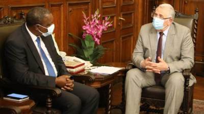"القصير" يبحث مع وزير الثروة الحيوانية والسمكية التنزاني آفاق التعاون بين البلدين