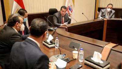 «عبدالغفار» يجتمع بخريجي البرنامج الرئاسي لبحث أقصى استفادة من خبراتهم