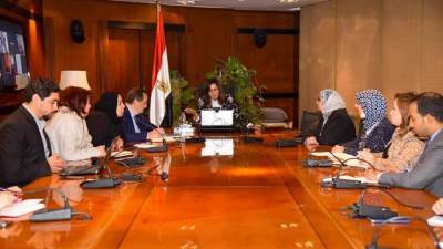 عاجل.. وزيرة الهجرة تتابع إجلاء مصريين من «كييف» بحافلات