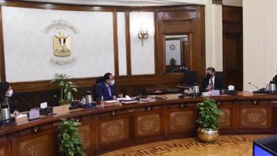 رئيس الوزراء يستعرض مقترحات مشروعات الهيدروجين الأخضر وتحلية المياه