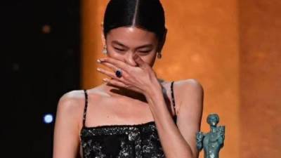 بكت عند حصولها على جائزة SAG.. مني هي هويون جونغ HoYeon Jung نجمة Squid Game؟