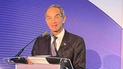 وزير الاتصالات: مصر أحد المحاور الرئيسية لعبور الكابلات البحرية الدولية