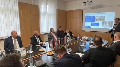 وزير النقل يتفقد خطوط إنتاج صفقة تصنيع وتوريد 1300 عربة سكة حديد