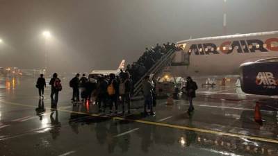 بالصور.. إقلاع رحلة «ايركايرو» إلى القاهرة وعلى متنها الطلبة المصريين فى رومانيا