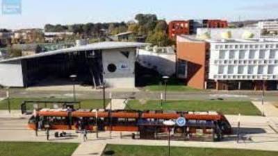 بالسكين.. إصابة 4 طلاب في هجوم عشوائي على جامعة غربي فرنسا