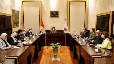 «عبدالغفار» يعقد اجتماعًا لمتابعة الخطة الوطنية لمكافحة مرض نقص المناعة البشري «الإيدز»